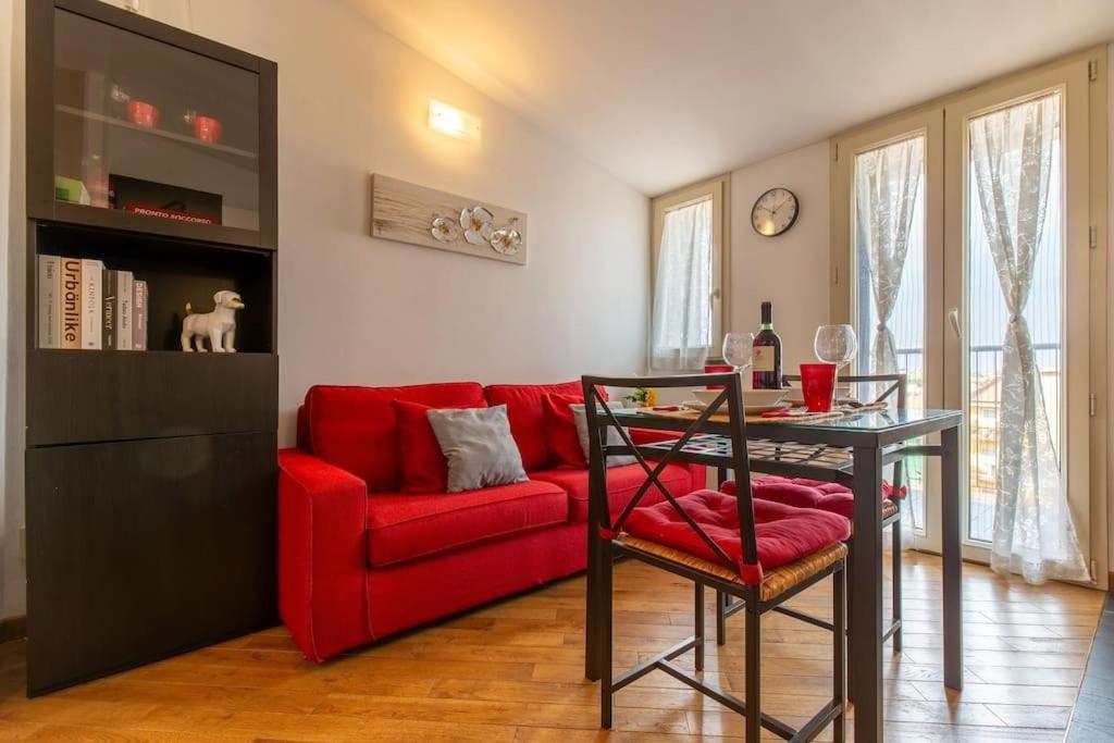 Unique & Strategic Flat, 50m From M4 Station Apartment