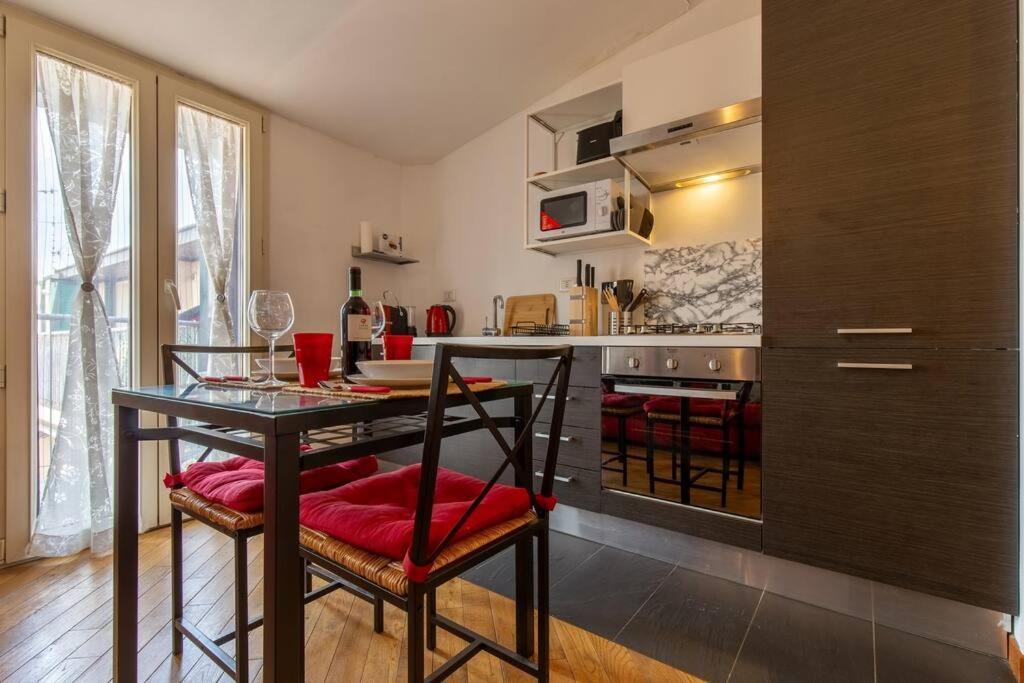 Unique & Strategic Flat, 50m From M4 Station Apartment *